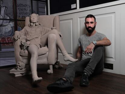 El escultor Alejandro Monge con la obra que muestra y vende en la exposición 'Lucha de Gigantes' en el Hotel Only You de Madrid.
