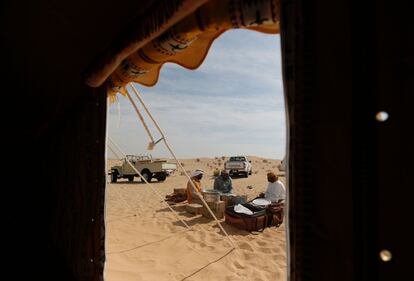 Emirati men cook a meal at the al-Marzoon Hunting reserve, 60 Kilometres south of Madinat Zayed, in the United Arab Emirates on February 1, 2016.  / AFP / KARIM SAHIB