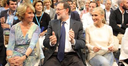 Mariano Rajoy, este viernes, en el acto de cierre de campaña del PP, entre las candidatas Esperanza Aguirre y Cristina Cifuentes.