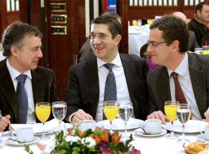 El presidente del PNV, Iñigo Urkullu, junto al <i>lehendakari,</i> Patxi López, y el líder del PP, Antonio Basagoiti.