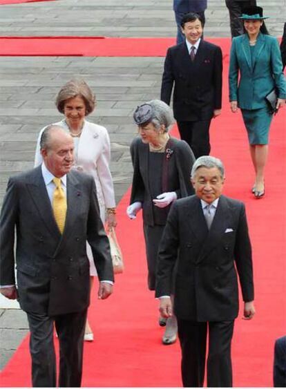 Los Reyes y los emperadores; detrás, Masako y Naruhito.