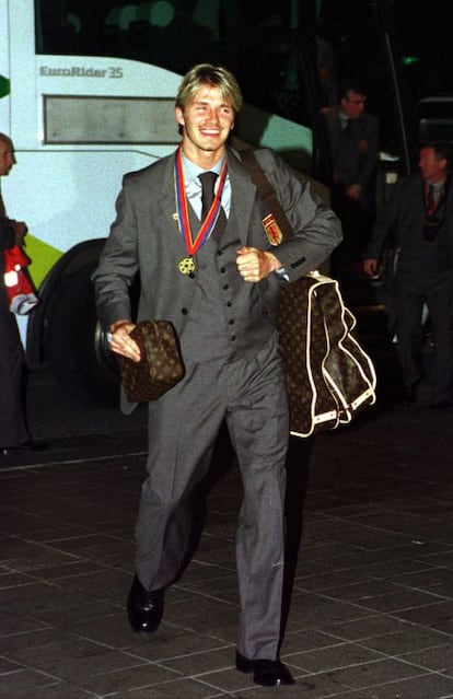 Celebrando la final de la Champions en Barcelona, en 1999, aderezado con complementos de Louis Vuitton. El icono de la moda empieza a fraguarse.