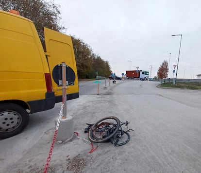 Estado en que quedó la bicicleta de Rebellin en el lugar del accidente.