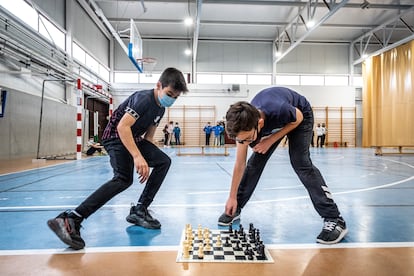 Dos alumnos de sextojuegan al ajedrez en el CEIP Clara Campoamos durante clase de educación física.