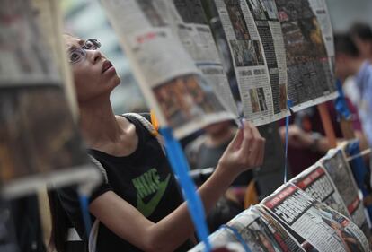 Una mujer mira los últimos titulares de la prensa en Hong Kong, el 29 de septiembre de 2014.