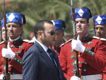 El rey Mohamed VI de Marruecos pasa frente a la guardia de honor durante su visita oficial al Sáhara Occidental.