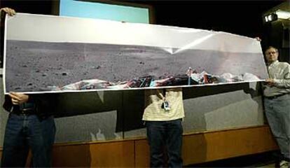Varios especialistas del Jet Propulsion Laboratory muestran una fotografía en tres dimensiones de Marte tomada por el robot <i>Spirit.</i>