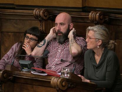 Els regidors de la CUP a Barcelona, Maria Rovira (esquerra), Josep Garganté i María José Lecha.