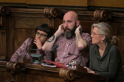 Los concejales de la CUP en Barcelona, Maria Rovira (izquierda), Josep Garganté y María José Lecha.