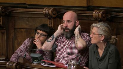 Los regidores de la CUP en Barcelona, Maria Rovira (izquierda), Josep Gargant&eacute; y Mar&iacute;a Jos&eacute; Lecha.