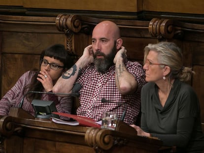 Los concejales de la CUP en Barcelona, Maria Rovira (izquierda), Josep Garganté y María José Lecha.