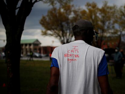 Un hombre lleva una camiseta en la que se puede leer "puedo volver a respirar" este miércoles en Boston, Massachusetts, Estados Unidos.