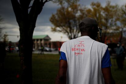 Un hombre lleva una camiseta en la que se puede leer "puedo volver a respirar" este miércoles en Boston, Massachusetts, Estados Unidos.