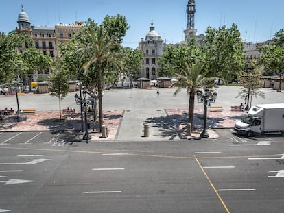 Los carriles desiertos de tráfico en la plaza del Ayuntamiento de Valencia sobre los que se extenderá el nuevo asfaltado.