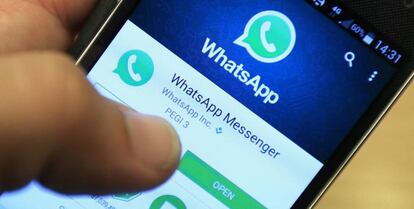 Aplicación de WhatsApp en un smartphone.