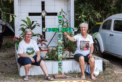 As missionárias Jane Dwyer (à esquerda) e Katia Webster diante do túmulo de Dorothy Stang. Ao lado, o famoso fusca da freira assassinada