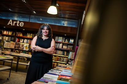 La escritora Irantzu Varela en la biblioteca del Reina Sofia el pasado mes de mayo. / INMA FLORES
