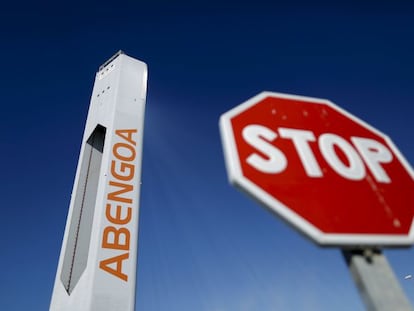 Una torre de una planta solar de Abengoa.