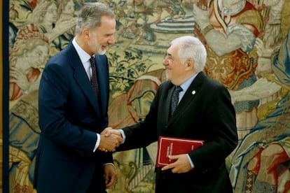 El rey Felipe VI recibe en audiencia al presidente del Tribunal Constitucional, Cándido Conde-Pumpido, este miércoles en el palacio de La Zarzuela en Madrid.