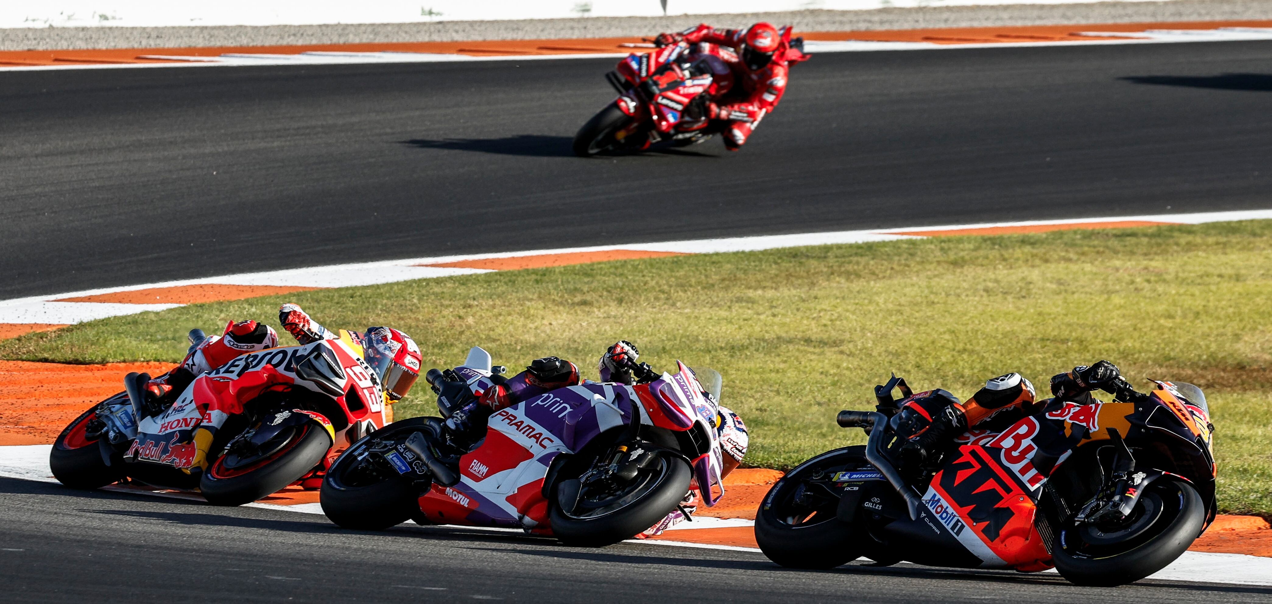 De derecha a izquierda: Binder, Martín y Márquez, con Bagnaia al fondo, en un momento de la carrera.