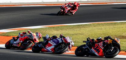 De derecha a izquierda: Binder, Martín y Márquez, con Bagnaia al fondo, en un momento de la carrera.
