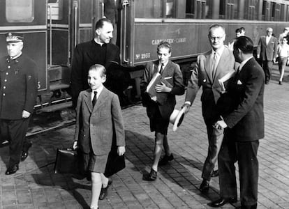 Don Juan Carlos y su hermano Alfonso en 1953 a la vuelta de unas vacaciones. Tras el acuerdo entre Franco y don Juan, el rey Juan Carlos llega por primera vez a España, en noviembre de 1948, con 10 años y solo. Tras el verano 1949, don Juan, que no estaba de acuerdo con el trato que había recibido su hijo, lo lleva de vuelta a Estoril, donde permanece hasta el otoño de 1950, cuando vuelve a España en compañía de su hermano menor, Alfonso.