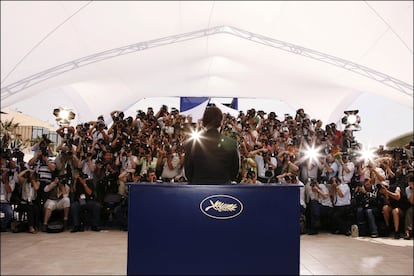 Tom Hanks, de espaldas a la cámara, posa para la prensa en Cannes durante una proyección de 'El Código Da Vinci', en 2006.