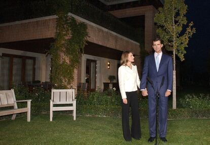3 de noviembre de 2003. Don Felipe y doña Letizia posan en su primera comparecencia juntos desde que se anunciara su compromiso en la residencia del Príncipe, dentro del recinto de La Zarzuela.
