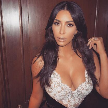 Mucha piel, mucho escote, mucha lycra, mucha moda, mucho amor, mucho taconazo, mucho bronceado, mucha familia. Mucho de todo. Y, a pesar de esto, nunca sobra nada en el Instagram de Kim Kardashian.