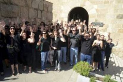 Funcionarios de la Junta de Extremadura vestidos con camisetas negras protestan a las puertas de la Presidencia, en Mérida, por los recortes anunciados por el presidente del Gobierno Mariano Rajoy, como el de suprimir la paga extra de Navidad. EFE/Archivo