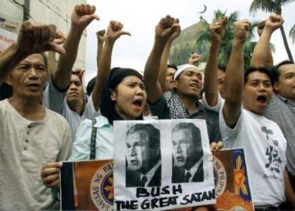 Manifestantes filipinos muestran una fotografía de George W. Bush con la leyenda: "el gran Satán". Las protestas contra la guerra se produjeron en varias ciudades del archipiélago filipino.