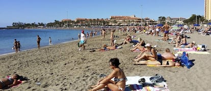 Turistas en la playa de Los Cristianos (Tenerife)