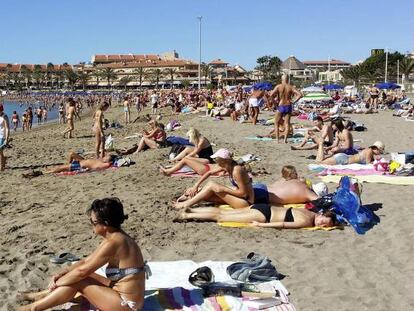 Turistas en la playa de Los Cristianos (Tenerife)