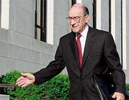 Alan Greenspan, ayer, frente a la sede de la Reserva Federal en Washington.