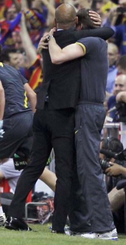 Guardiola y Vilanova se abrazan tras lograr la última Copa del Rey, en el último partido del primero en el banquillo.