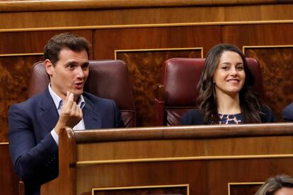 El líder de Ciudadanos, Albert Rivera e Inés Arrimadas, durante el debate de investidura.