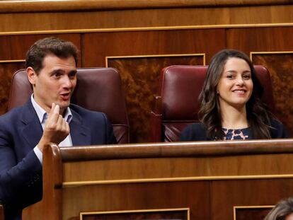 El líder de Ciudadanos, Albert Rivera e Inés Arrimadas, durante el debate de investidura.