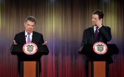 El presidente de Colombia, Juan Manuel Santos (i), habla junto al viceprimer ministro británico, Nick Clegg, durante una declaración conjunta en Bogotá (Colombia).