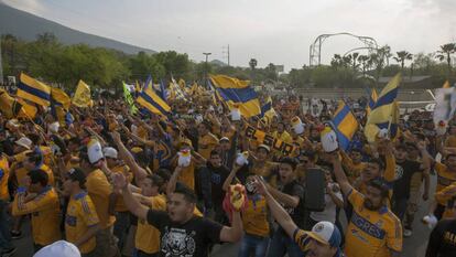 Los aficionados de Tigres en la entrada al estadio de Rayados.
