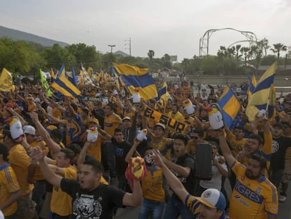 Los aficionados de Tigres en la entrada al estadio de Rayados.