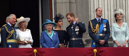 Carlos de Inglaterra, sus hijos y sus respectivas parejas, junto a la reina Isabel II, en el balcón del palacio de Buckingham en julio de 2018.