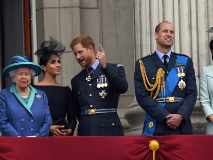 Carlos de Inglaterra, sus hijos y sus respectivas parejas, junto a la reina Isabel II, en el balcón del palacio de Buckingham en julio de 2018.