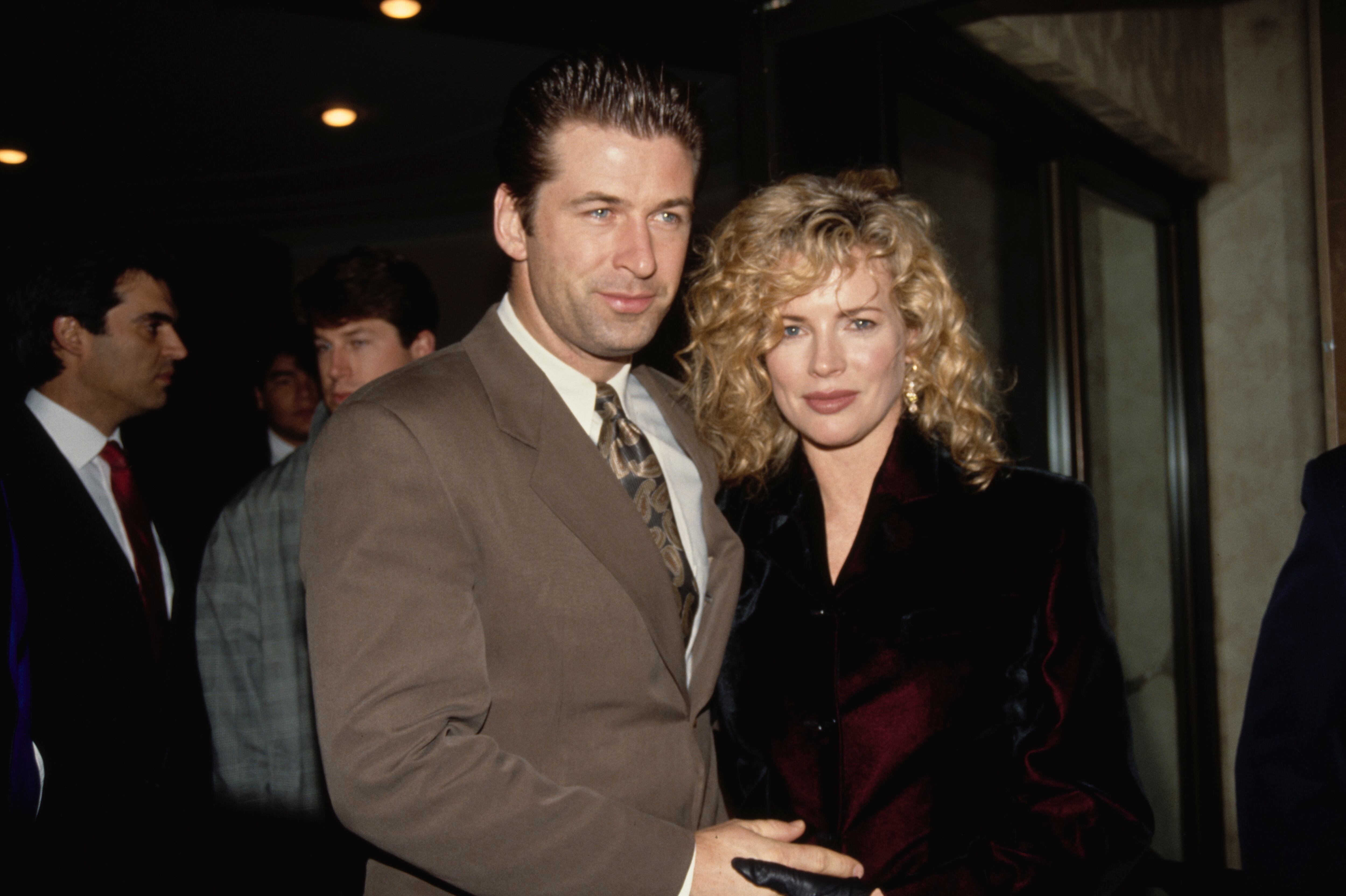 Kim Basinger junto a su entonces marido, Alec Baldwin, en Los Ángeles, el 6 de febrero de 1992. 