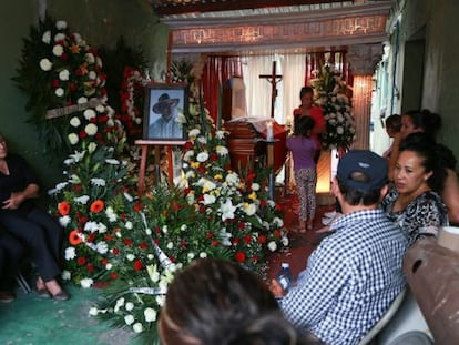 Funeral por el candidato a alcalde de Yurécuaro, Enrique Hernández.
