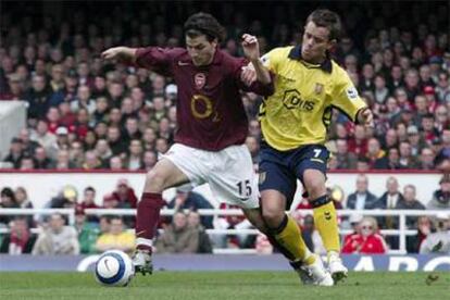 Cesc intenta eludir a Hendrie antes de lesionarse.