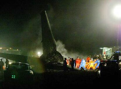Trabajadores de rescate junto a los restos del avión que se estrelló en Kirguizistán.