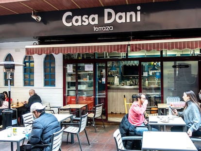 Terraza de Casa Dani, en el Mercado de la Paz de Madrid, que reabrirá el lunes 3 de abril.