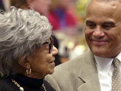 Etta Moten Barnett, junto al cantante Harry Belafonte, en la fiesta de su centésimo cumpleaños.