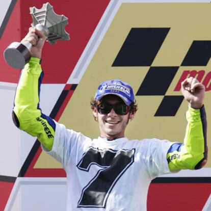 Valentino Rossi celebra el título en el podio de Malaisia.
