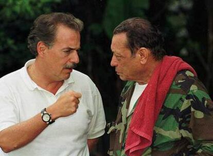 Andrés Pastrana (izquierda) y Manuel Marulanda, en una reunión en el sur de Colombia.
